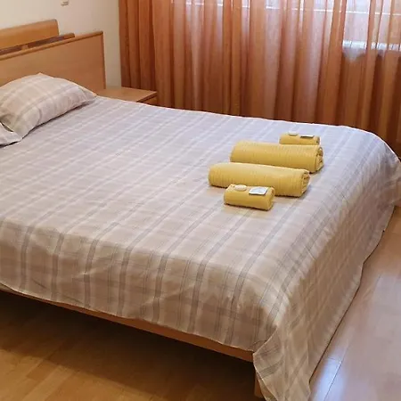 Top Center Apartment *