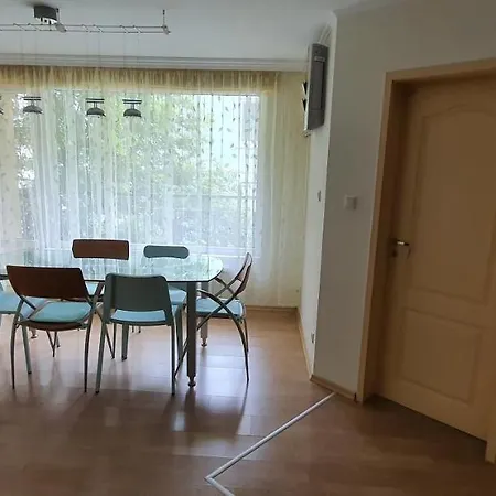 Top Center Apartment *