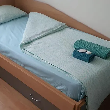Top Center Apartment *